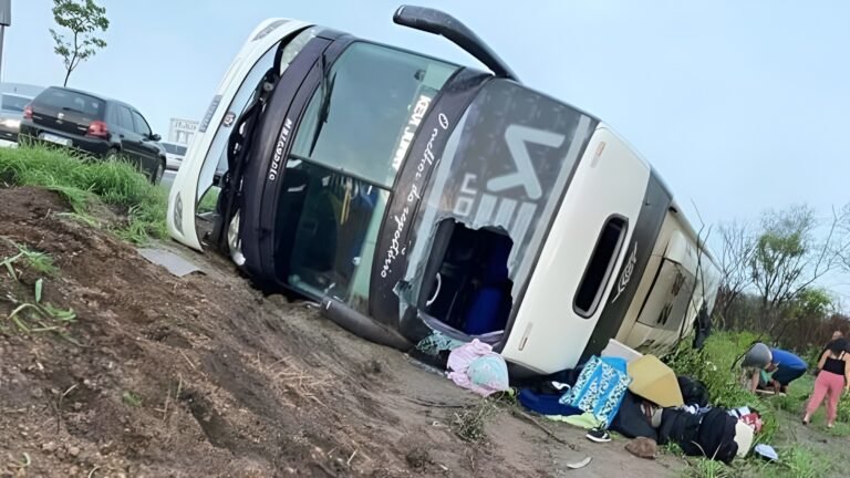 BREAK!NG NEWS! Serious bus acc!dent pαssed away more than 20 students, they!